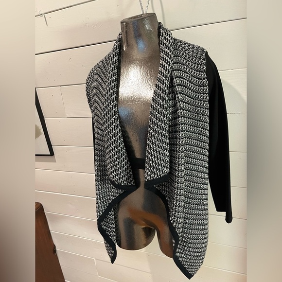 🖤 RW&CO – Textured Knit Drape-Front Top – Size M - Picture 4 of 10